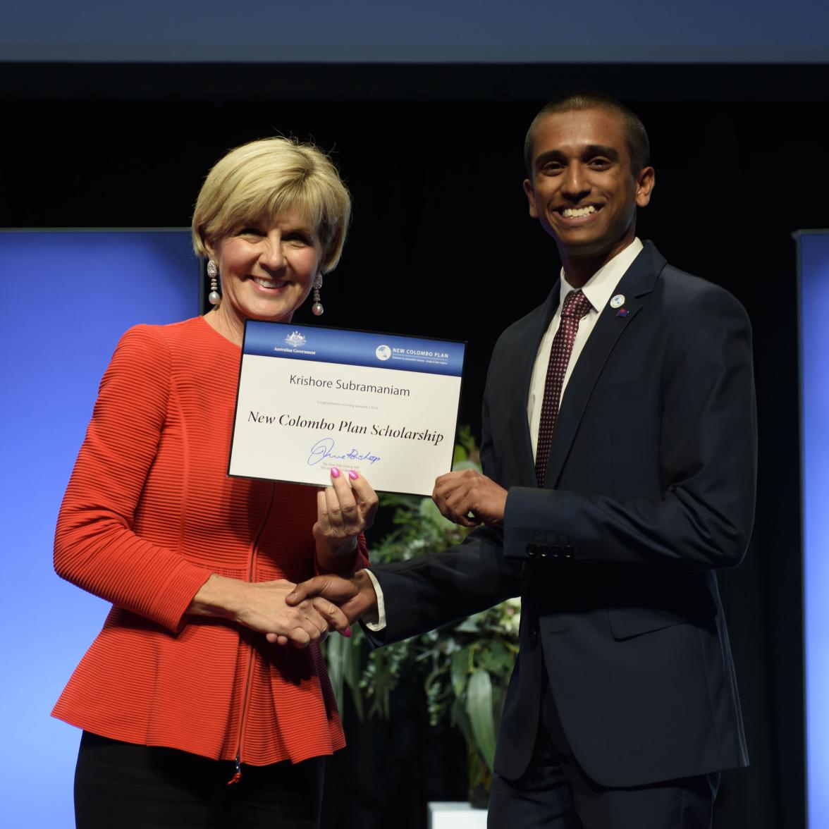 Foreign Minister Julie Bishop with Krishore Subramaniam, 2018 Taiwan Scholar, Queensland University of Technology