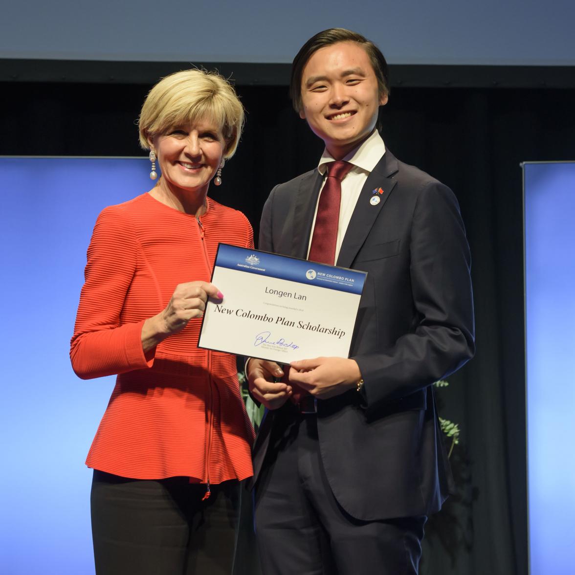 Foreign Minister Julie Bishop with Longen Lan, 2018 China Scholar, the University of Sydney