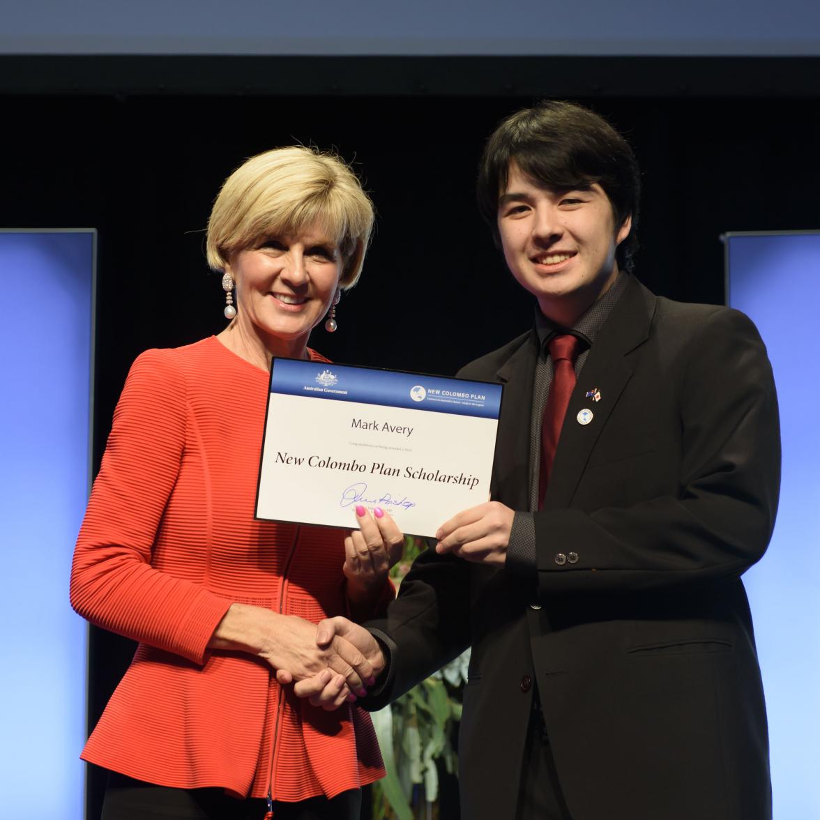 Foreign Minister Julie Bishop with Mark Avery, 2018 Japan Scholar, Macquarie University