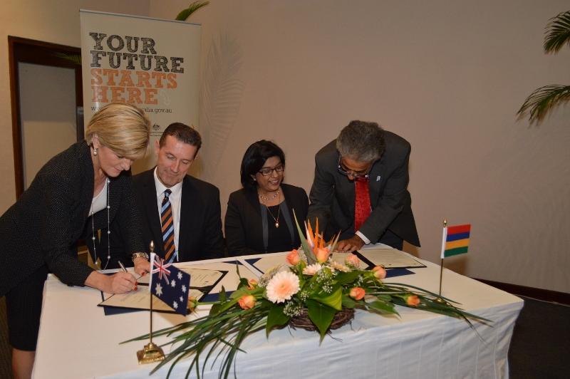 Signing of Memorandum of Understanding between the University of Mauritius and the University of Western Australia Professor Shaun Collin, University of Mauritius Vice Chancellor Professor Romeela Moheen, Mauritian Foreign Minister Dr Arvin Boolell and Au