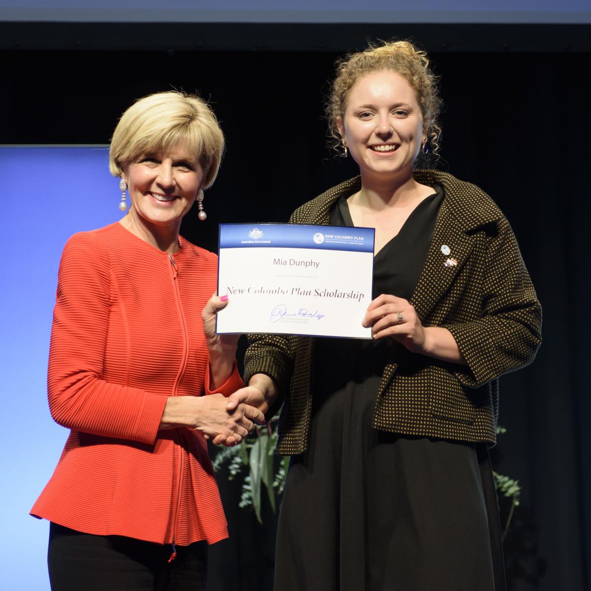 Foreign Minister Julie Bishop with Mia Dunphy, 2018 Indonesia Scholar, Victoria University