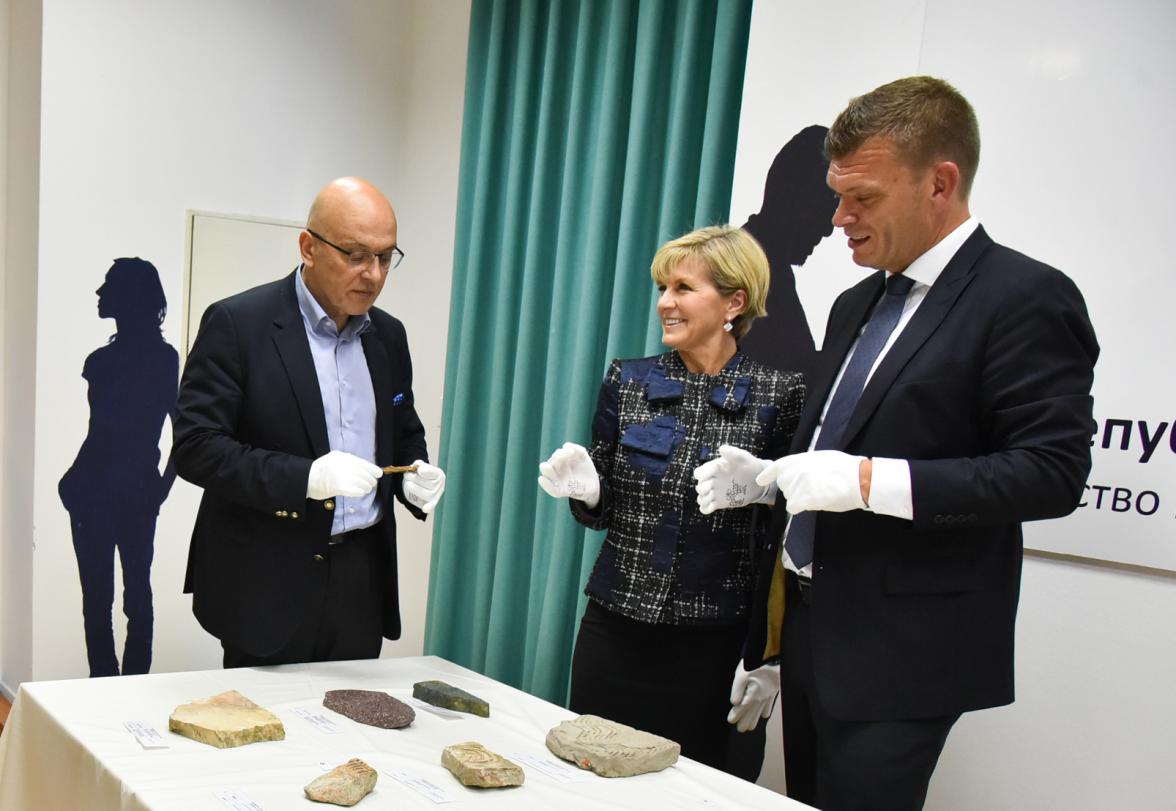 Foreign Minister Julie Bishop examines artefacts from the joint Australian/Serbian archaeological project in Glac, Serbia with Serbian Minister for Culture and Media Vladan Vukosavljevic and Sydney University Pro Vice Chancellor Richard Miles, 13 July 201