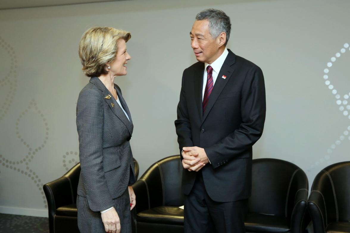 Australian Foreign Minister Julie Bishop meets Singapore's Prime Minister Lee Hsien Loong on the sidelines of the Nuclear Security Summit (24 March 2014)