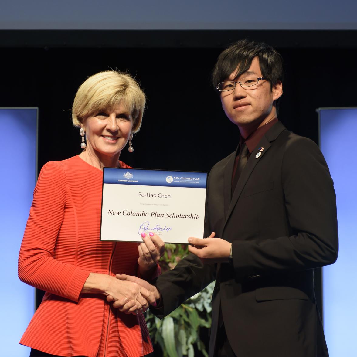 Foreign Minister Julie Bishop with Po-Hao Chen, 2018 Japan Scholar, University of Technology Sydney