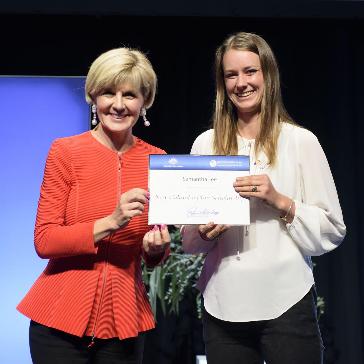 Foreign Minister Julie Bishop with Samantha Lee, 2018 Indonesia Scholar, Southern Cross University