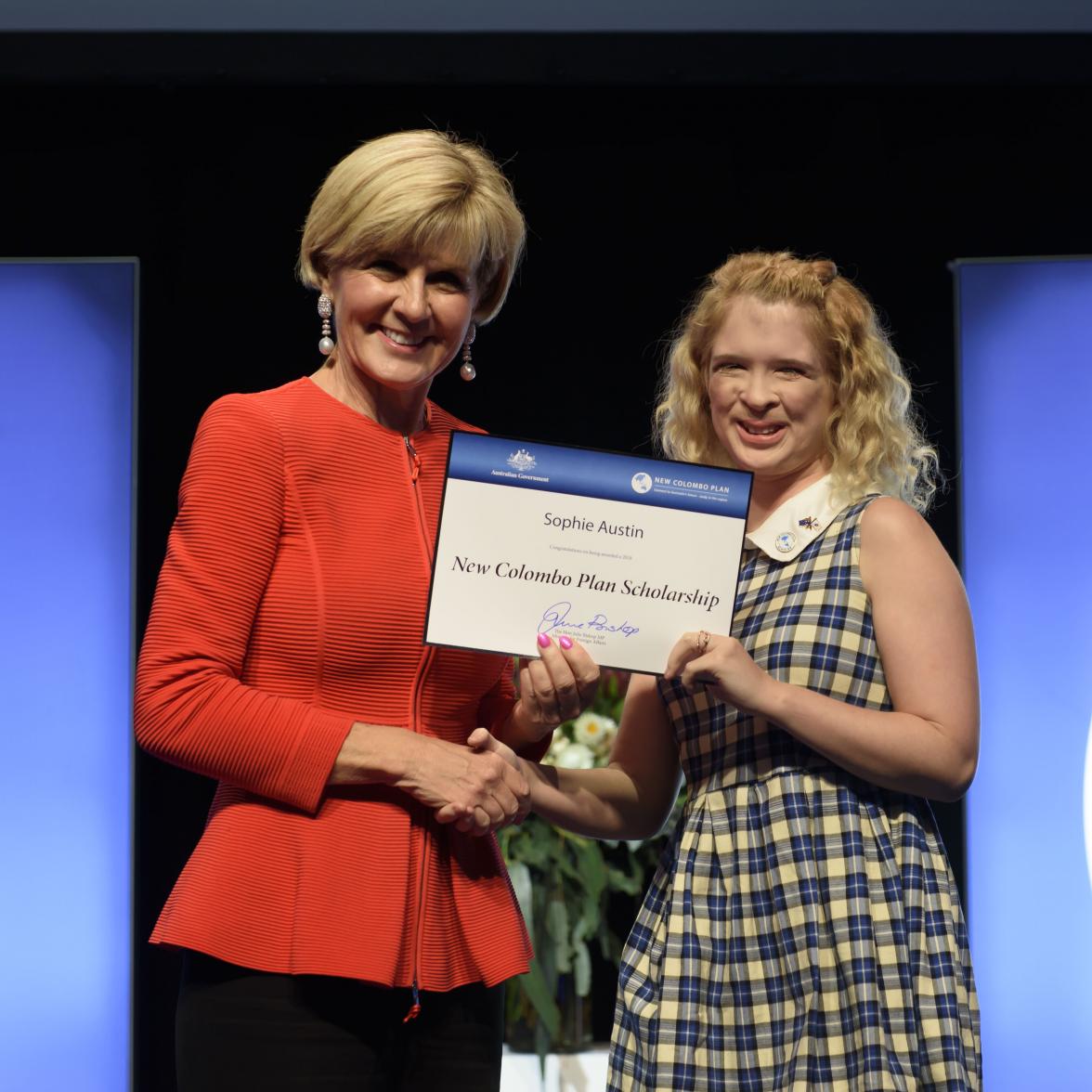 Foreign Minister Julie Bishop with Sophie Austin, 2018 Republic of Korea Scholar, the University of Newcastle