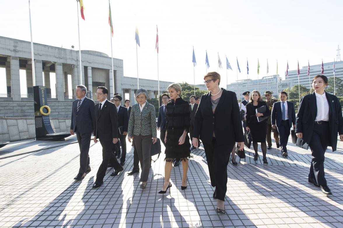 General Director of the War Memorial of Korea Lee Young-gye, ROK Defence Minister Song Young-moo, ROK Foreign Minister, Kang Kyung-wha, Foreign Minister Julie Bishop, Defence Minister Marise Payne walking into the War Memorial of Korea.