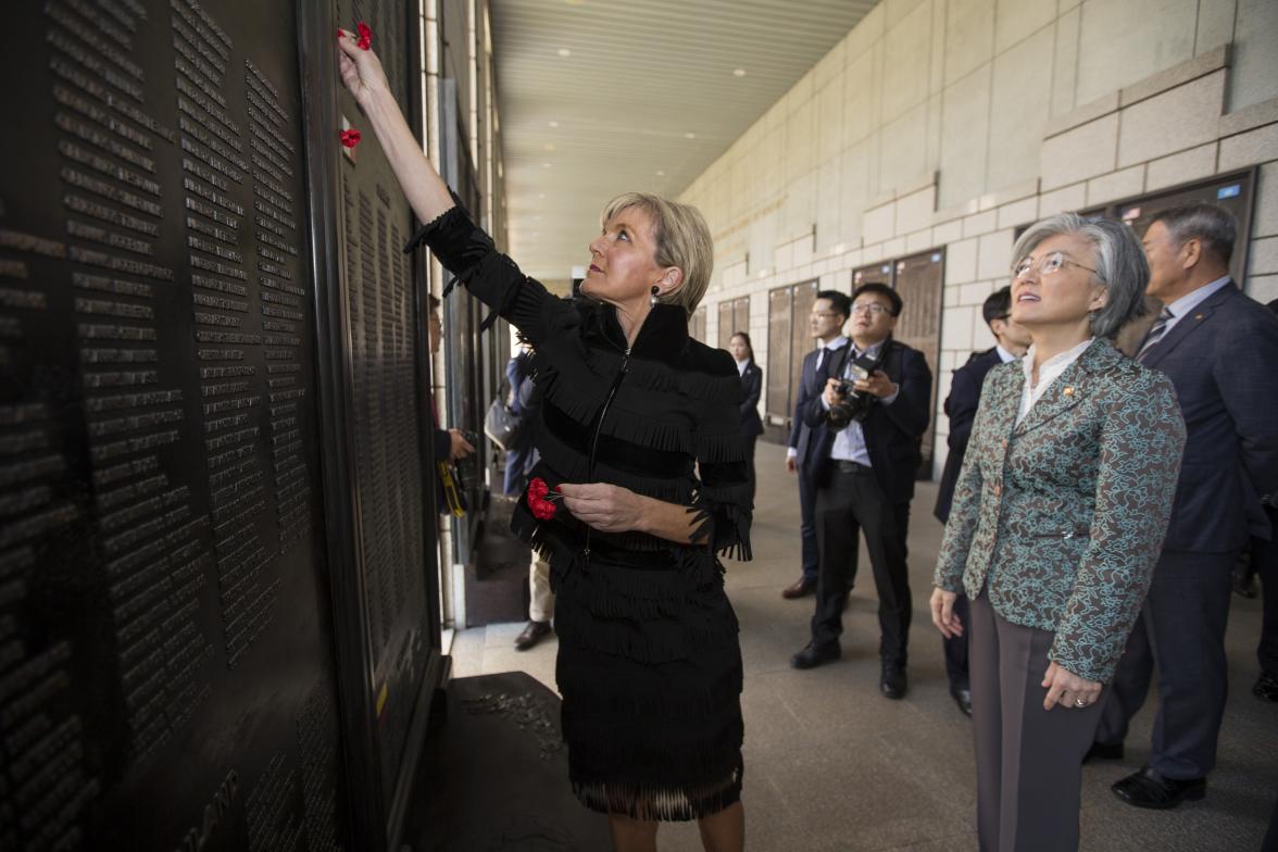 Foreign Minister Julie Bishop leaves a poppy for a fallen solider with ROK Foreign Minister Kang Kyung-wha at the War Memorial of Korea.