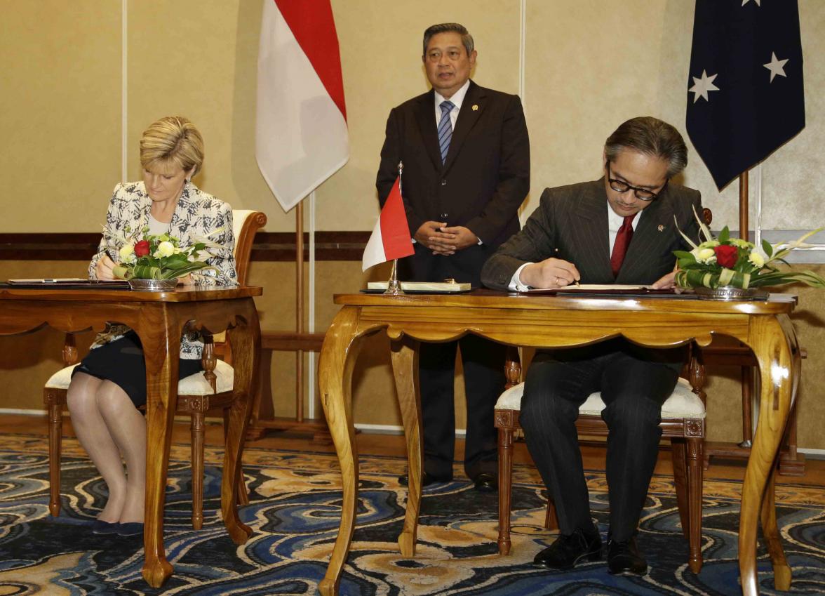 Signing the Joint Understanding with FM Natalegawa in Bali - witnessed by President Yudhoyono.