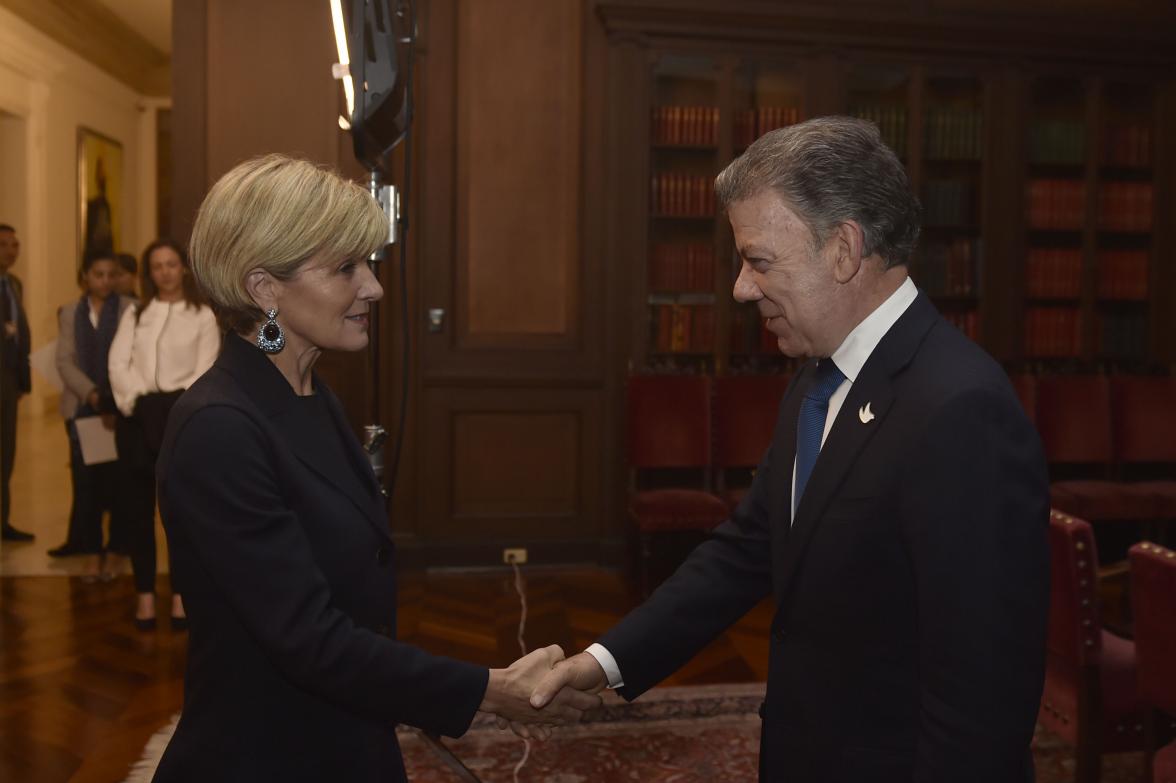 Foreign Minister Julie Bishop being welcomed to Colombia’s Presidential Palace by Colombian President and 2016 Novel Peace Prize Laureate, Juan Manuel Santos, 27 June 2017.