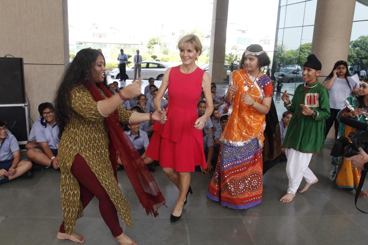 Foreign Minister Julie Bishop meets school students during a cultural performance at Shiv Nadar school in Gurugram, Haryana, 19 July 2017.