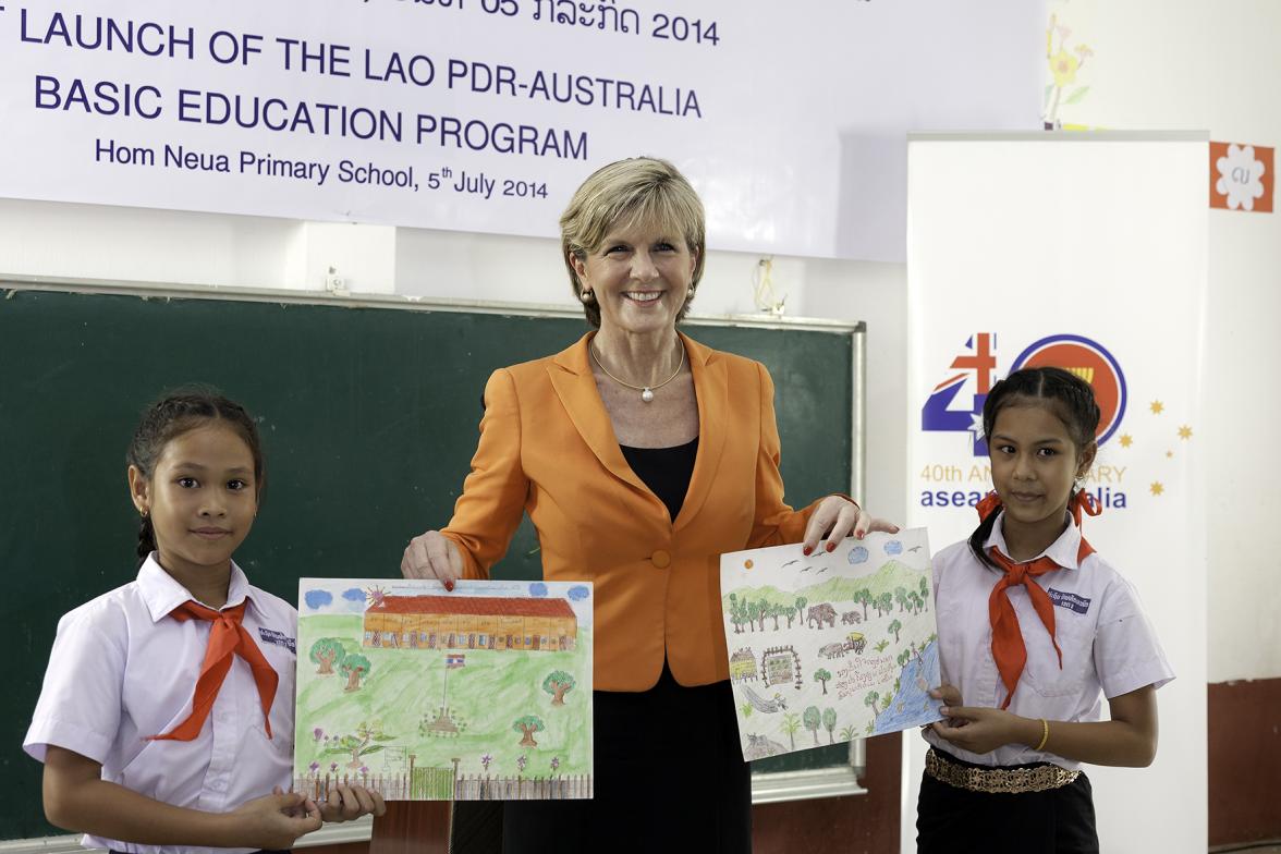 Foreign Minister Julie Bishop exchanges gifts at the joint launch of  the new Australian basic education program. Photo: Bart Verweij