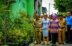 22 March 2016, Makassar, Indonesia:  (left to right) Makassar Mayor Mr Danny Pomanto, Foreign Minister Julie Bishop, and Mrs Indira Pomanto touring Kassi-Kassi Laneway, Makassar alleyway.