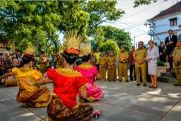 22 March 2016, Makassar, Indonesia:  Makassar Mayor Mr. Danny Pomanto and Foreign Minister Julie Bishop watch a traditional welcome dance at the Makassar City Museum.