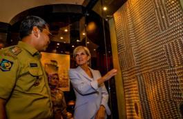 22 March 2016, Makassar, Indonesia:  Foreign Minister Julie Bishop explains the origins of the Yirrkala Batik to Makassar Mayor Mr. Danny Pomanto at the Makassar City Museum.