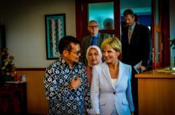 22 March 2016, Makassar, Indonesia:  Foreign Minister Julie Bishop with South Sulawesi Governor Mr. Syahrul Yasin Limpo at Hasanuddin University.