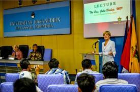 22 March 2016, Makassar, Indonesia:  Foreign Minister Julie Bishop delivering her guest lecture at the Hasanuddin University, Makassar.