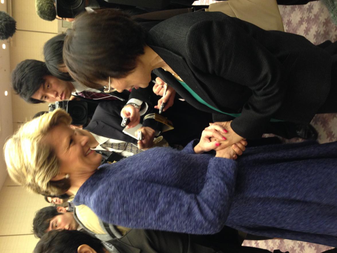 Foreign Minister Julie Bishop speaks with A-bomb survivor Keiki Ogura in Hiroshima.