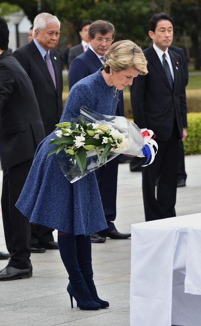 The Hon Julie Bishop MP, Minister for Foreign Affairs, placing flowers on the Cenotaph for the A-bomb victims in Hiroshima.