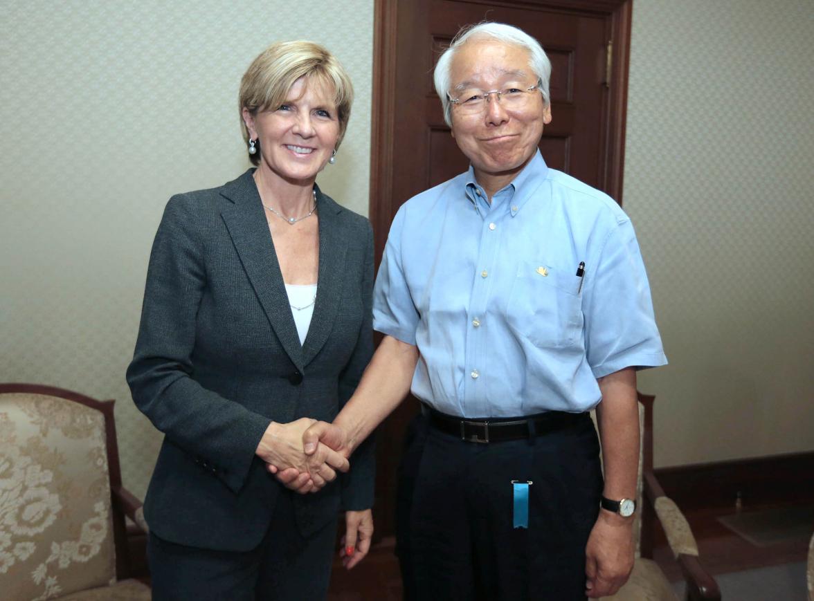 The Hon Julie Bishop MP, Minster for Foreign Affairs, meeting Mr Toshizo Ido, Governor of Hyogo Prefecture.