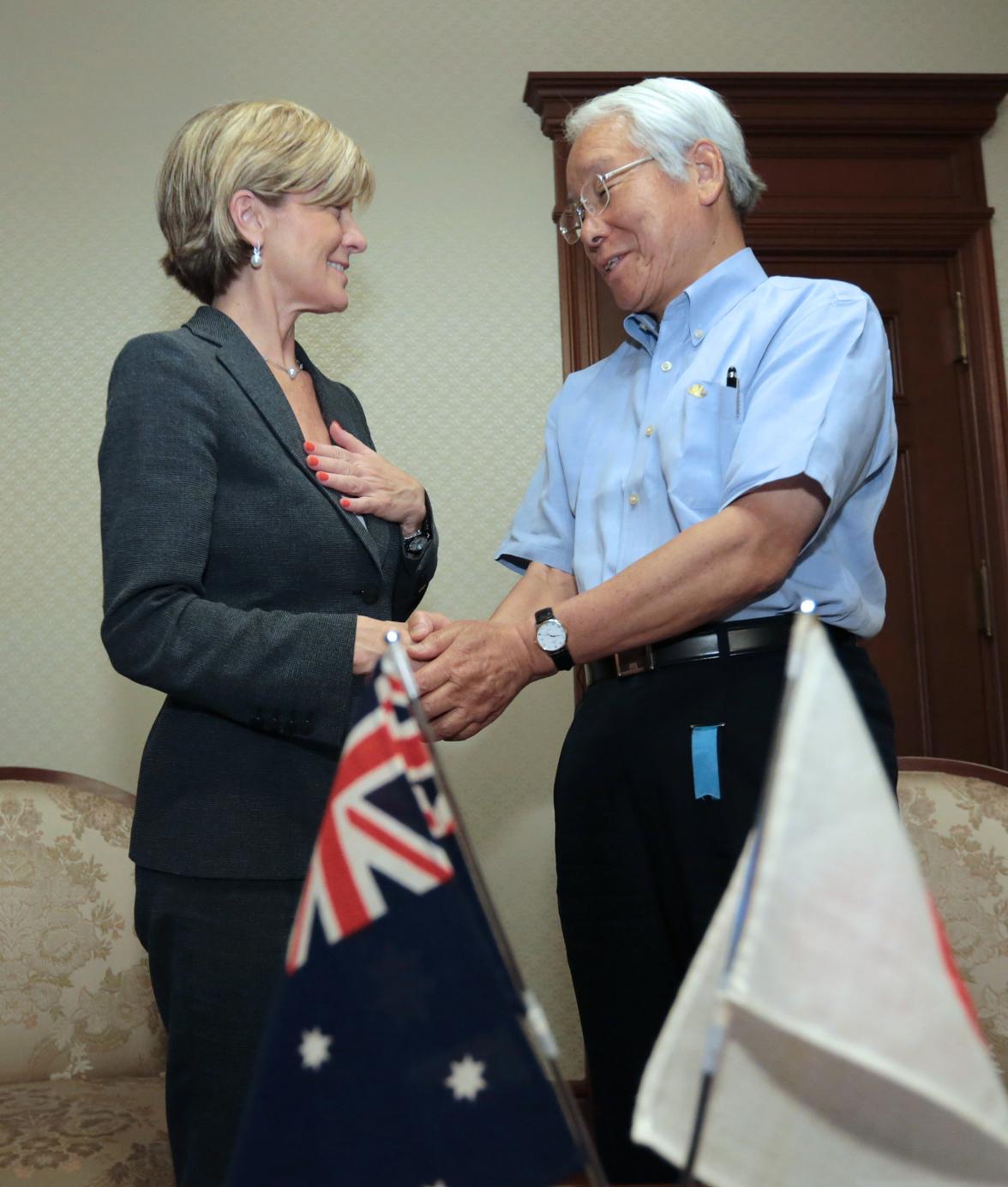 The Hon Julie Bishop MP, Minster for Foreign Affairs, meeting Mr Toshizo Ido, Governor of Hyogo Prefecture.