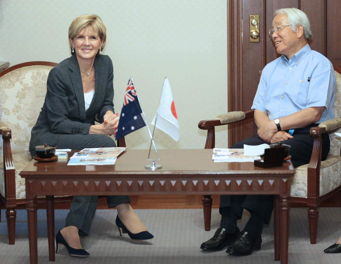 The Hon Julie Bishop MP, Minster for Foreign Affairs at a meeting with Mr Toshizo Ido, Governor of Hyogo Prefecture.