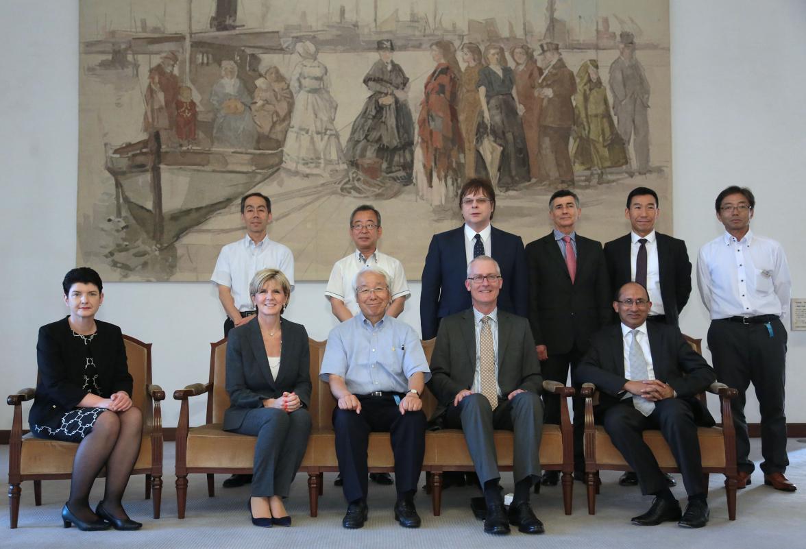 The Hon Julie Bishop MP, Minster for Foreign Affairs, Mr Toshizo Ido, Governor of Hyogo Prefecture, HE Mr Bruce Miller, Australian Ambassador to Japan, and delegation members at the Governor's office in Kobe.