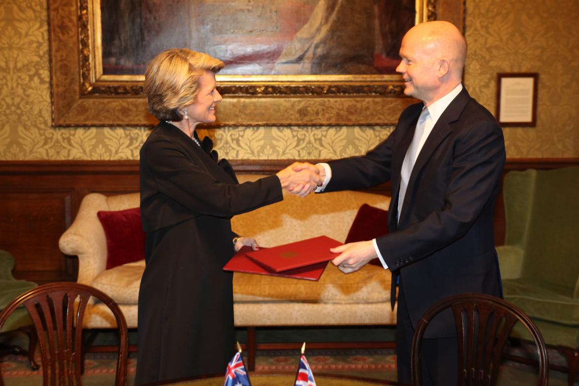 Australian Foreign Minister Julie Bishop and UK Foreign Secretary William Hague exchange signed copies of the joint statement between the UK and Australia on enhanced diplomatic network cooperation. 10 March, 2014.