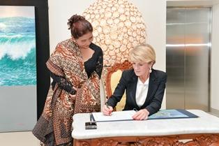 Indonesian Minister of Marine and Fisheries Susi Pudjiastuti witnesses as Foreign Minister Julie Bishop signs a guest book.