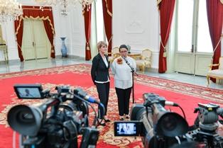 Foreign Minister Julie Bishop and Indonesian Foreign Minister Retno Marsudi addressing media at the Presidential Palace.