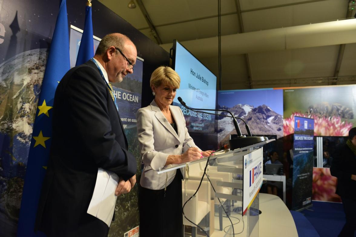 Minister Bishop signs the “Because the Ocean” declaration at COP22 in Marrakech on 14 November 2016. Credit: DFAT/Khalid Maltoufi.