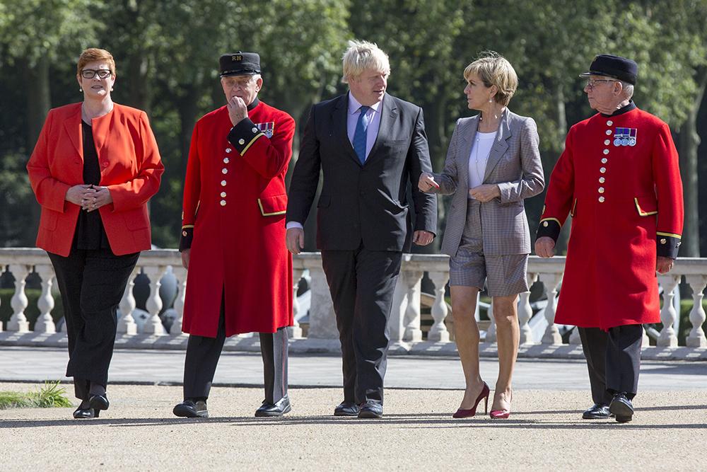 Foreign Minister Julie Bishop, UK Foreign Secretary Boris Johnson, Australian Defence Minister Marise Payne, and Chelsea Pensioners on a tour of the Royal Chelsea Hospital, venue of the 2016 AUKMIN meet-ing in London.  Photo credit: Jim Ross