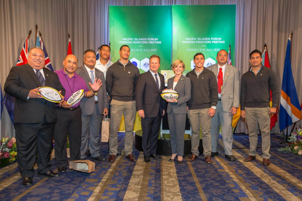 Delegates to the Pacific Islands Forum Foreign Ministers Meeting and Foreign Minister Bishop with the CEO of Australian Rugby Union, Bill Pulver (left of Ms Bishop), Waratahs Super 15s rugby player Sam Lousi (fourth from the left) and Australian Men’s Sev