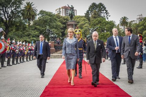 Foreign Minister Julie Bishop together with Argentine Foreign Minister Jorge Faurie honour Jose de San Martin monument, 26 June 2017