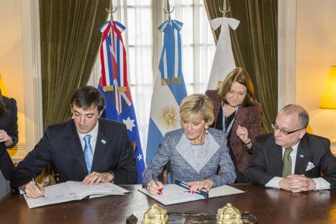 Minister of Foreign Affairs Julie Bishop signs a Memorandum of Understanding on Education Cooperation with Argentine Minister of Education Esteban Bullrich, witnessed by Argentine Foreign Minister Jorge Faurie and Ambassador Liliana Roche, Director of Tre