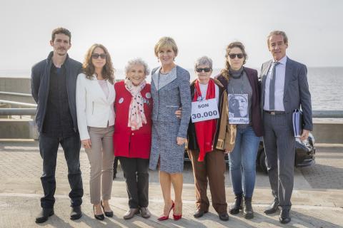 Foreign Minister Julie Bishop with (from left to right) Tomas Tercero, Institutional Relations of the Memorial Park, Pamela Malewicz, Human Rights Undersecretary of the City of Buenos Aires, Angela Lita Boitano from the Association of relatives of Desapar