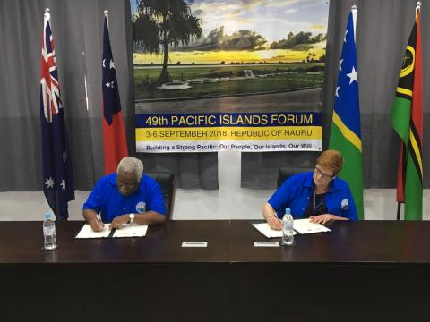 Australian Minister for Foreign Affairs, Senator the Hon Marise Payne and the Prime Minister of Solomon Islands the Honourable Rick Houenipwela MP signing a MoU between Australia and Solomon Islands on participating in the Pacific Labour Scheme.