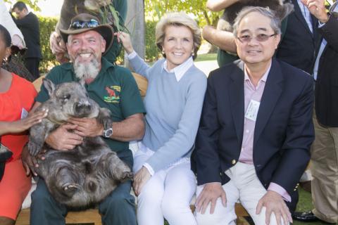 Foreign Minister Julie Bishop and Singapore’s High Commissioner to Australia Michael Teo and Big Bubs the wombat from Caversham Wildlife Park.