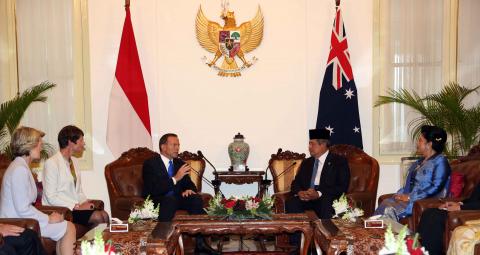 Australia Prime Minister  Tony Abbott, left, talks with Indonesian President Susilo Bambang Yudhoyono  during  a meeting at Merdeka Palace in Jakarta, Indonesia, Monday, Sept. 30, 2013.