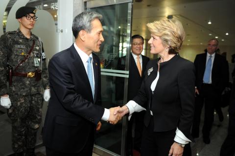 Foreign Minister Julie Bishop and ROK Minister for National Defense Kim Kwan-jin . 18 October 2013.