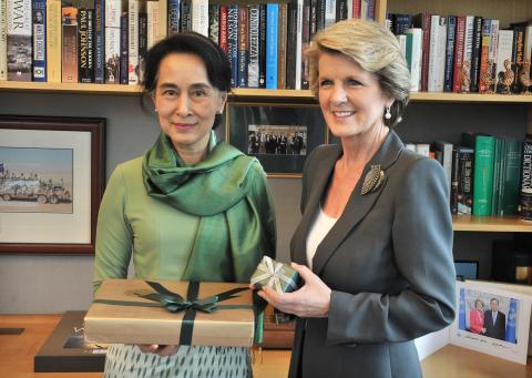 Foreign Minister Julie Bishop presents Daw Aung San Suu Kyi with a photograph of their meeting in 1995. 28 November 2013