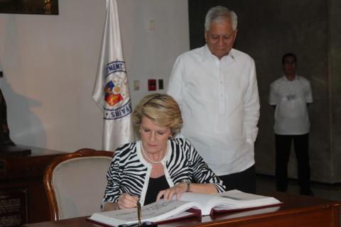 Australia's Foreign Minister Julie Bishop arrives at the Philippines Department of Foreign Affairs to meet with Foreign Secretary Albert del Rosario. 8 December 2013.