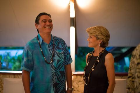 Foreign Minister Julie Bishop speaks with Vanuatu Prime Minister Hon Moana Carcasses Katokai at a dinner reception (18 December 2013)