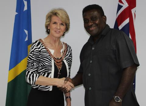 Foreign Minister Julie Bishop and Solomon Islands Prime Minister Gordon Darcy Lilo shake hands following a meeting in Honiara (17 December 2013)