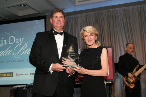 Minister Bishop with Caterpillar Vice President, Chris Curfman, who received the Australia-US Midwest Company Award for Outstanding Achievement at the G'Day USA gala in Chicago on 25 January 2014.