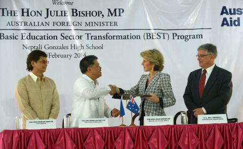 Hon Julie Bishop MP, Minister for Foreign Affairs (2nd from right), and Bro. Armin Luistro FSC, Education Secretary, signed the Memorandum of Subsidiary Arrangement for the Basic Education Sector Transformation (BEST) Program, during the program launch at