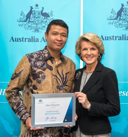 Foreign Minister Bishop presents the inaugural Australia Awards Hadi Soesastro Prize to PHD candidate Bimo Wijayanto. Bimo is an Australia Awards Scholarship recipient from Indonesia undertaking a PHD at the University of Canberra in income tax reform mod