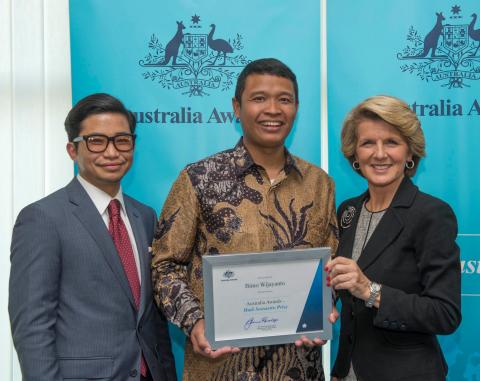 Foreign Minister Bishop presents an inaugural Australia Awards Hadi Soesastro Prize to PHD candidate Bimo Wijayanto. Bimo is an Australia Awards Scholarship recipient from Indonesia undertaking a PHD in income tax reform modelling at the University of Can