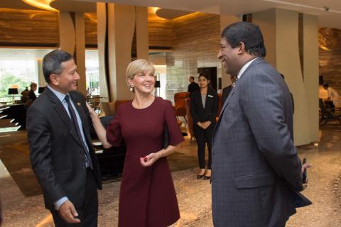 Foreign Minister Julie Bishop, Sri Lankan Foreign Minister Ravi Karunanayake and Singaporean Foreign Minister Vivian Balakrishnan meeting in Colombo on 20 July 2017.