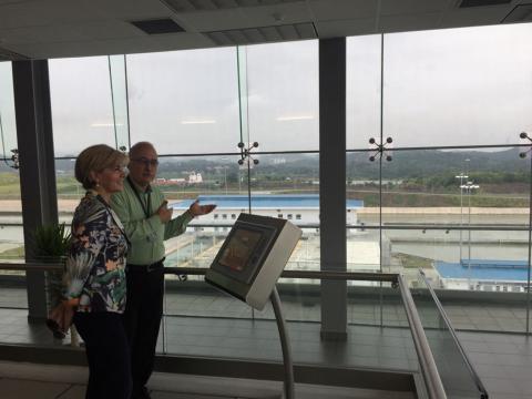 Foreign Minister Julie Bishop receiving a tour of the Panama Canal by Captain Miguel F. Rodriguez, 29 June 2017.